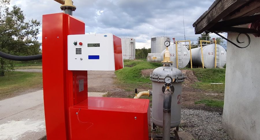 Обладнання обліку пального на фоні резервуарного парку