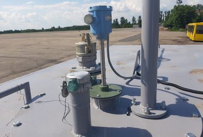 Автоматичний рівнемір, встановлений на резервуарі-цистерні